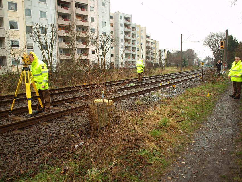 Kind unter Strassenbahn Koeln Porz Steinstr P22.JPG